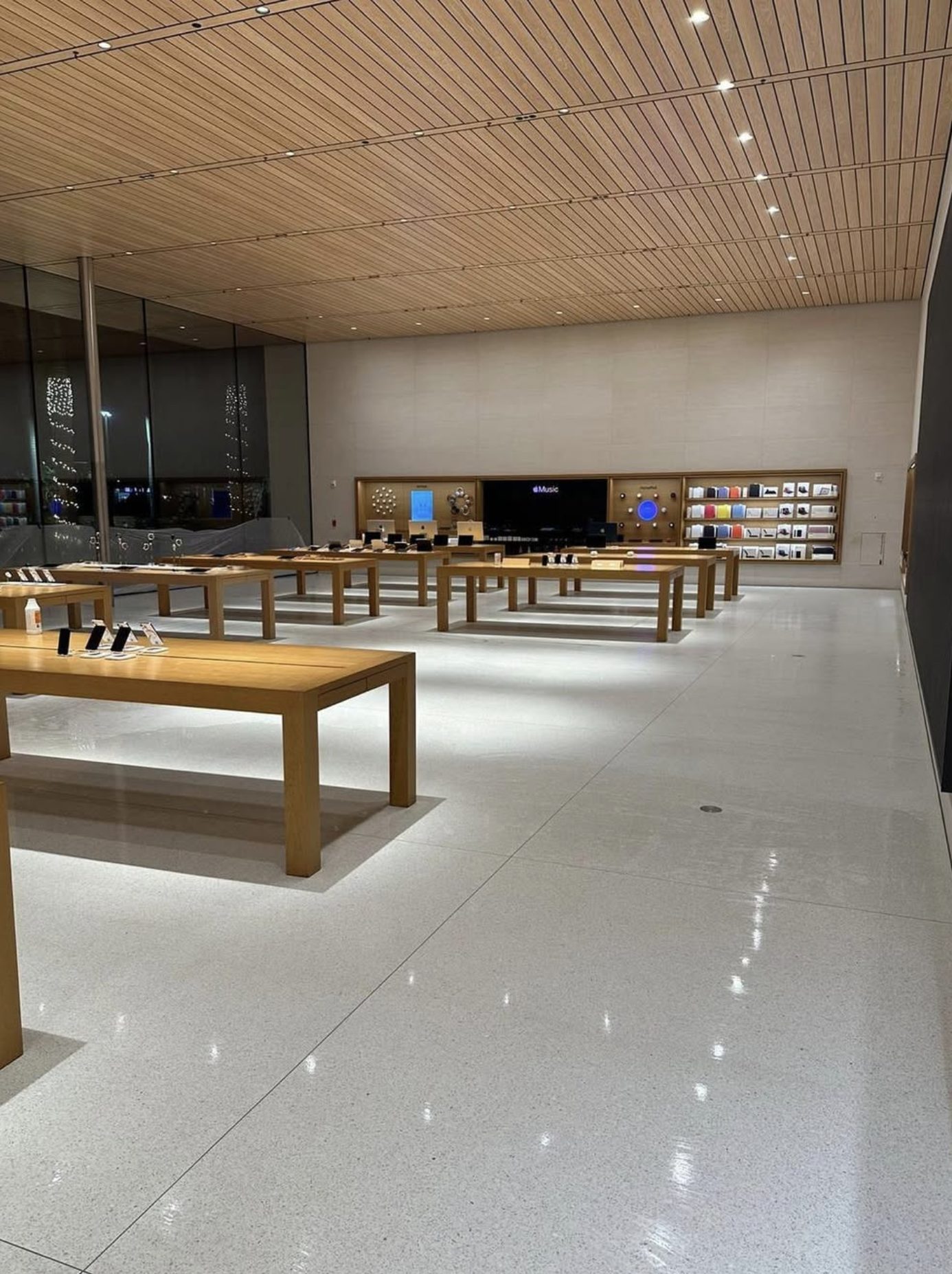 Final high-gloss Apple store floor
